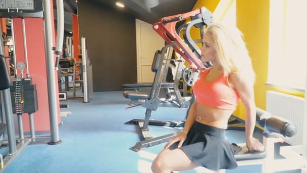 La fille est assise sur le simulateur — Video