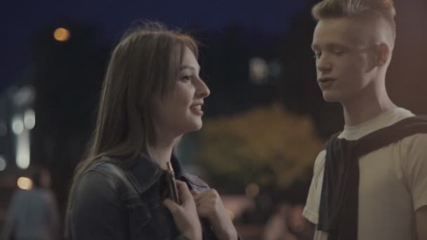Jeune couple parlant dans la rue — Video