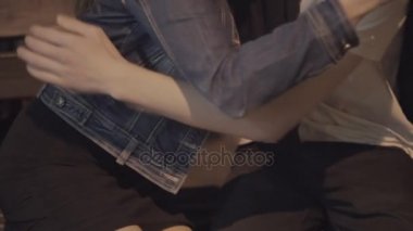 Adam bir hediye kız sunar