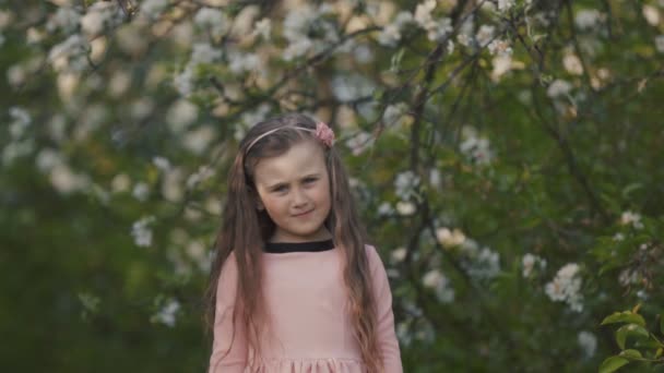 Niño en el jardín de primavera — Vídeos de Stock