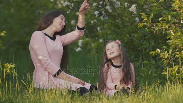 Mother and daughter in nature — Stock Video