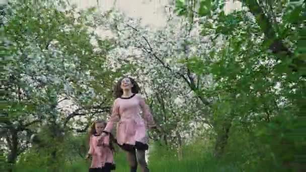Мама и дочь бегут. — стоковое видео