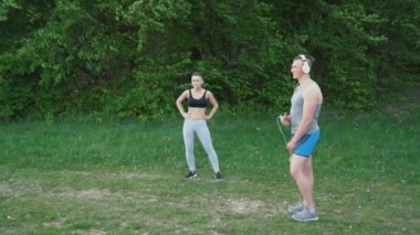 Bir ısınma ve kulaklıklar giyen bir adam kız