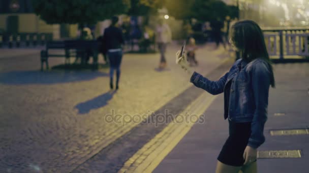 Mädchen macht Selfie — Stockvideo