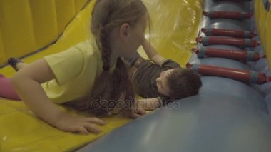 Oynayan çocuk kızla