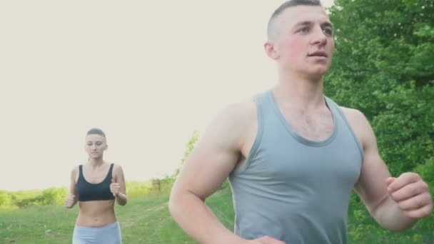 Der Typ mit dem Mädchen rennt — Stockvideo
