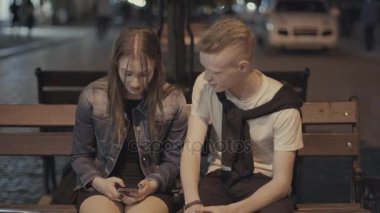Adam kıza bir şey söylüyor ve o telefon görünüyor