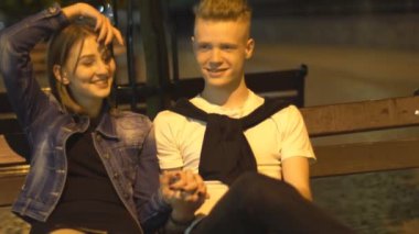 Adam kıza konuşuyor