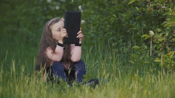 Menina com um tablet nas mãos — Vídeo de Stock