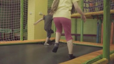 Trambolinde Atlayan Çocuklar