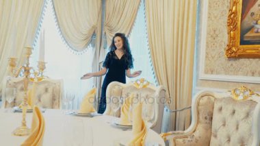 Bir kadın odanın etrafında yürür