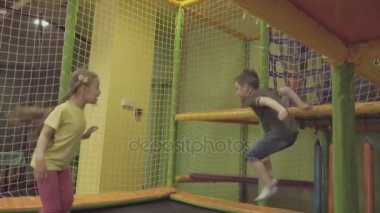 Trambolinde Atlayan Çocuklar