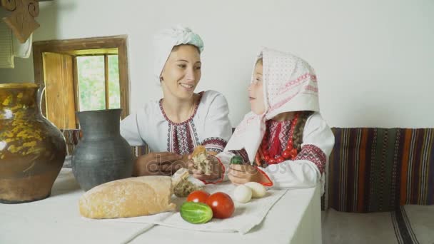 Mamá y su hija están en la mesa. — Vídeos de Stock