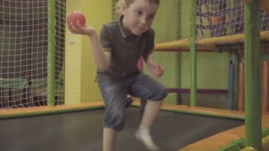 Trambolinde Atlayan Çocuklar