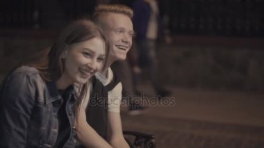 Çift bankta otururken gülüyor