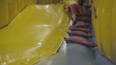 Oynayan çocuk kızla