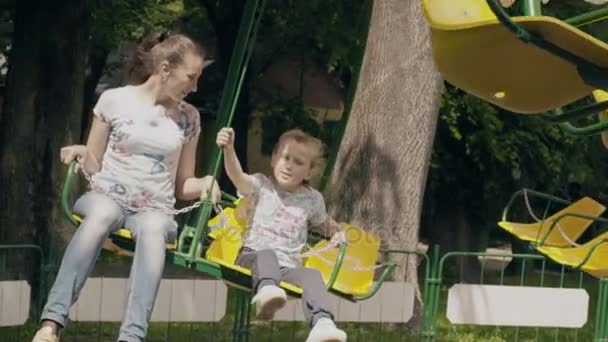 Mamma och dotter rida karusellen — Stockvideo