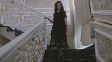 Kadın korkuluk izler