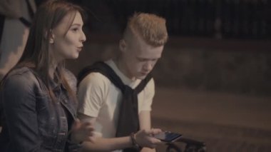 Adam telefon arıyor iken kız konuşuyor