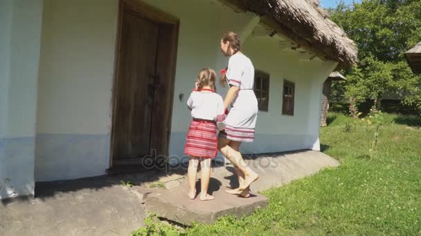 Mamma med hennes dotter nära huset — Stockvideo