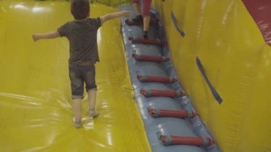 Oynayan çocuk kızla