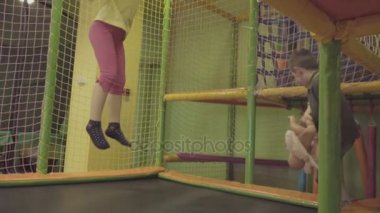 Trambolinde Atlayan Çocuklar