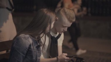 Adam telefon arıyor iken kız konuşuyor