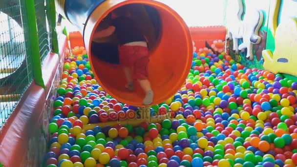 Menino e menina brincando no playground — Vídeo de Stock