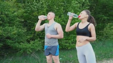 Çift içecek su bir şişe