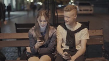 Adam telefonu arayan bir kızla