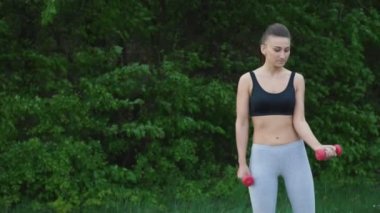 Kız bir halterle egzersiz