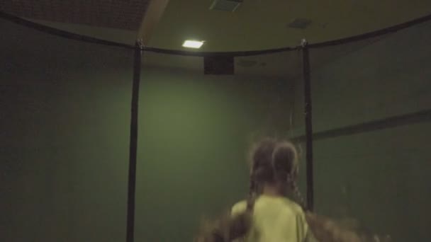 Flicka hoppar på en studsmatta — Stockvideo