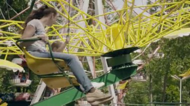 Anne ve kızı atlıkarınca binmek