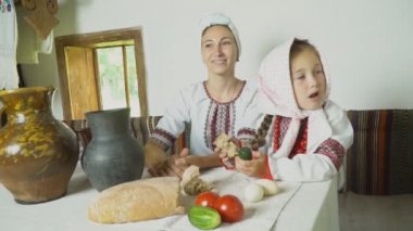 Anne ve kızı masada olduğunu