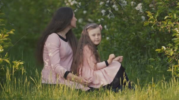 Moeder en dochter in de natuur — Stockvideo