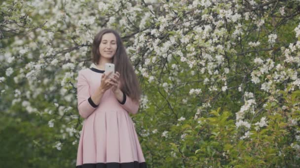 A mulher está a falar ao telefone — Vídeo de Stock