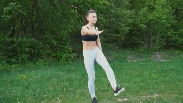 Das Mädchen wärmt sich auf — Stockvideo