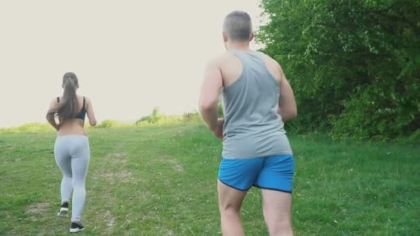 Der Typ mit dem Mädchen rennt — Stockvideo