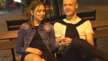 Adam kıza konuşuyor