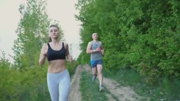 El tipo con la chica está corriendo. — Vídeos de Stock