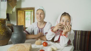 Anne ve kızı masada olduğunu