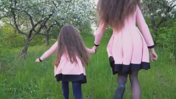 Mamá y su hija están corriendo — Vídeo de stock