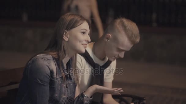 La fille parle pendant que le gars regarde le téléphone — Video