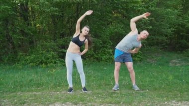 Adam sıcak bir kızla