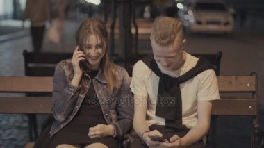 Adam telefonu arayan bir kızla