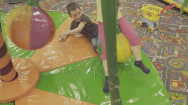 Der Junge hält sich am Seil fest — Stockvideo