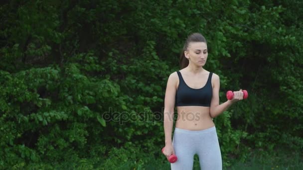 Het meisje is trainen met een halter — Stockvideo