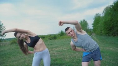 Adam sıcak bir kızla