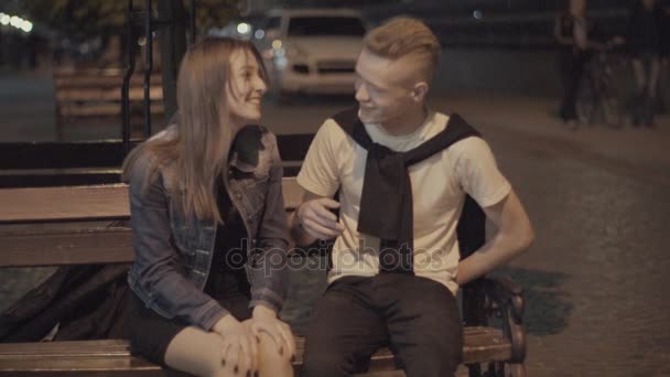 Guy presenterar en gåva flicka — Stockvideo