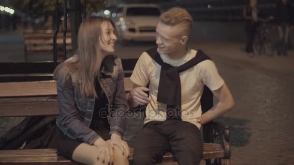 Guy presenta a una chica regalo — Vídeos de Stock